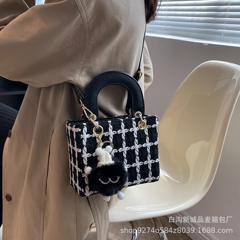 Portable woolen small bag women's 2025 new trendy styling bag foreign style explosive shoulder bag fashion messenger small square bag