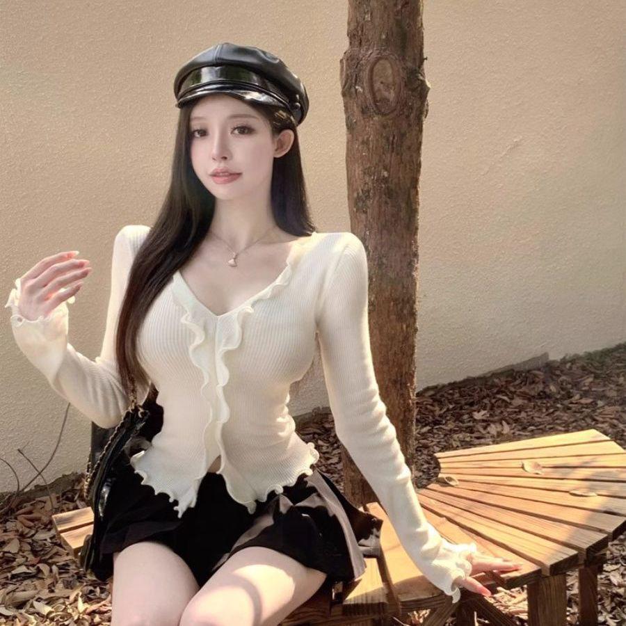 Autumn Pure Desire V-Neck Ruffle Trim Knitted Sweater for Women - Slim Fit, Long-Sleeve, Short Style