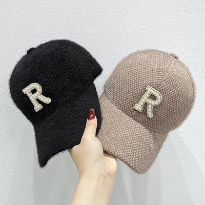 Casquette d'hiver chic avec 'R' en strass - Chapeau tricoté chaud protégeant les oreilles pour femmes | Parfait pour les activités de plein air et les tenues décontractées