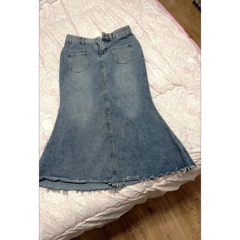 Modischer Jeansrock mit ausgefranstem Saum und hoher Taille