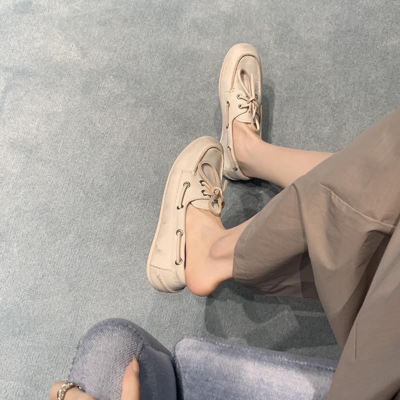 ! Shoes are old, dirty, lace-up soft-soled retro small leather shoes