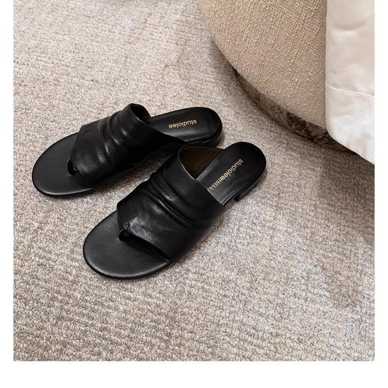 

Минималистичная обувь хорошо сочетается с шлепанцами на массивном каблуке 40 чёрный