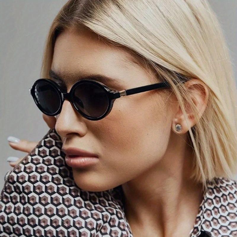 1 Pair of Fashionable Black Round Women's Glasses - UV Resistant Gradient Lenses Glossy Plastic Frame Perfect for Casual Wear