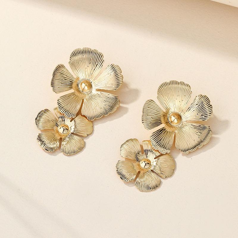 Exaggerated Alloy Pearl Stud Earrings Jewelry Fashion Statement Flower Earrings Niche Women's Earrings