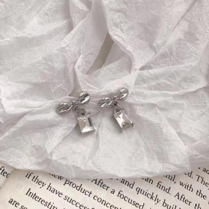 

Bow Tie Shape Metal Crystal Pendant Earrings European and American Style Personalized Fashion Stud Earrings Girls Trip Jewelry