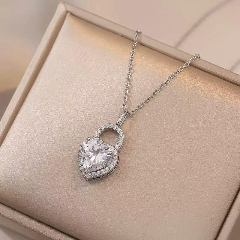 Vintage Titanium Steel Women's Pearl Pendant Necklace - Light Luxury Clavicle Chain