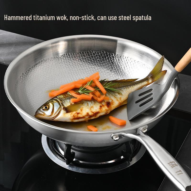 Hochwertiger Antihaft-Titan-Wok mit gehämmertem Boden für Fischschuppen, geeignet für Induktionskochfelder