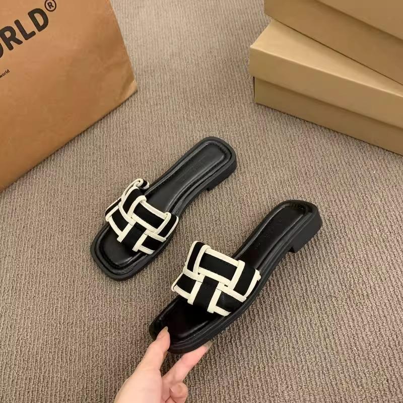 Super fire French flat bottom sandals women's summer wear fashion 2025 new niche high-end feeling going out beach slippers