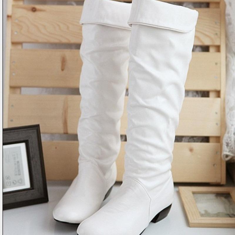 Ležérní kozačky na nízkém podpatku, rytířské kozačky se silným podpatkem a kulatou špičkou, zimní dámské kozačky ve velkých velikostech, pár dámských kožených kozaček s vlasem.