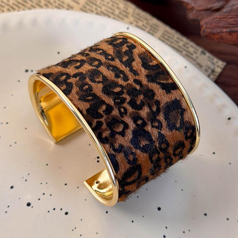 Elegante Braccialetto a Polsino Retro in Pelle Scamosciata con Stampa Leopardo e Zebra per Donna - Gioiello Statement Autunno/Inverno