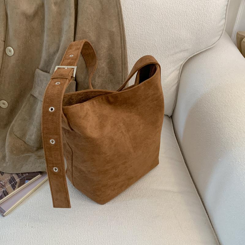 Large capacity tote bag women's 2025 new commuter women's bag high-end retro shoulder bag crossbody bucket bag