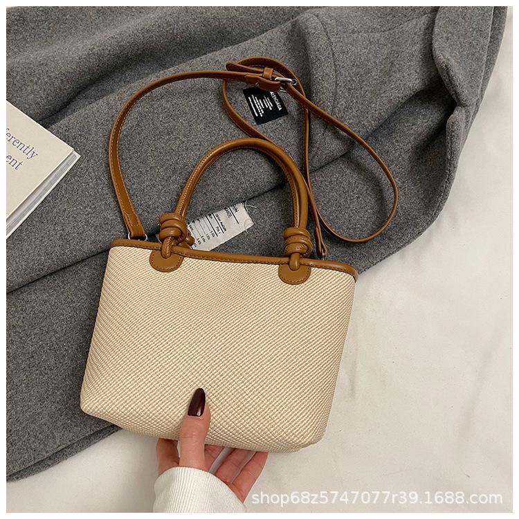 

Korean version of the small bag women s 2025 spring new fashion contrasting crossbody bag versatile mini one-shoulder hand-held bucket bag