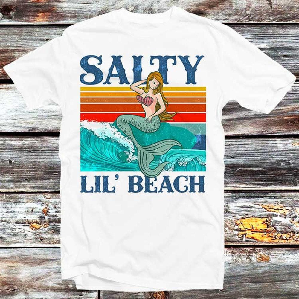 

Футболка из 100% хлопка плотностью 230 г/м2, футболка Salty Lil Beach, ретро-футболка с русалкой, ограниченный тираж, морская природа, модный дизайн, крутой подарок, унисекс, винтажная футболка, B56 XS белый