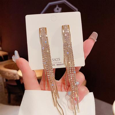 Mit Diamanten besetzte Feen-Ohrringe. Modisches Temperament. Super-Feen-Quasten zeigen dünne Ohrringe. Übertriebene Ohrringe.