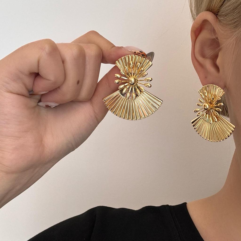 European & American Stylish Irregular Flower Stud Earrings for Women's Elegant Personality