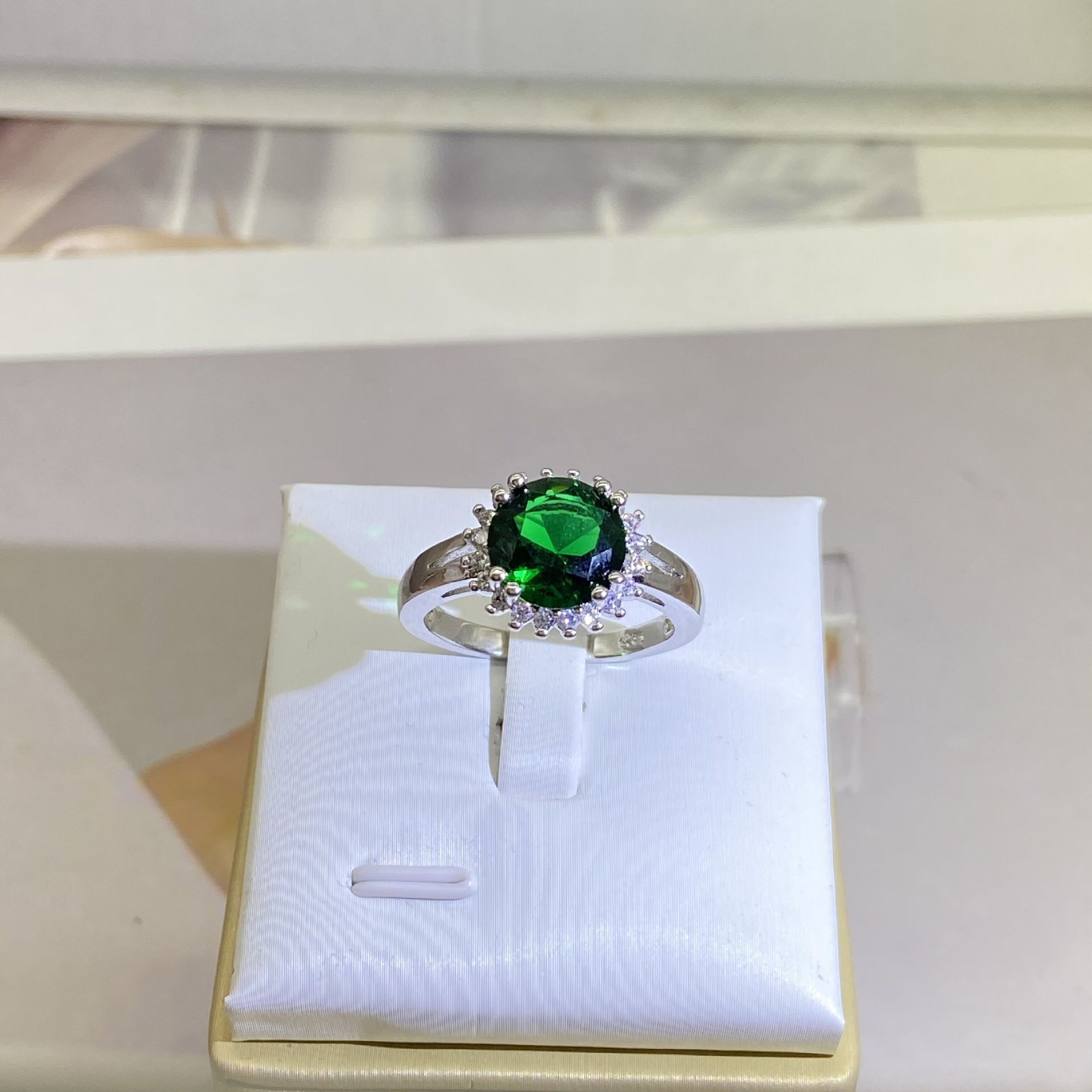 

Европейские и американские женские кольца с изумрудом и цирконием. Креативные аксессуары для рук и подарки. No. 10