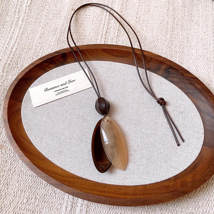 High-End Women's Retro Oval Geometric Resin Necklace