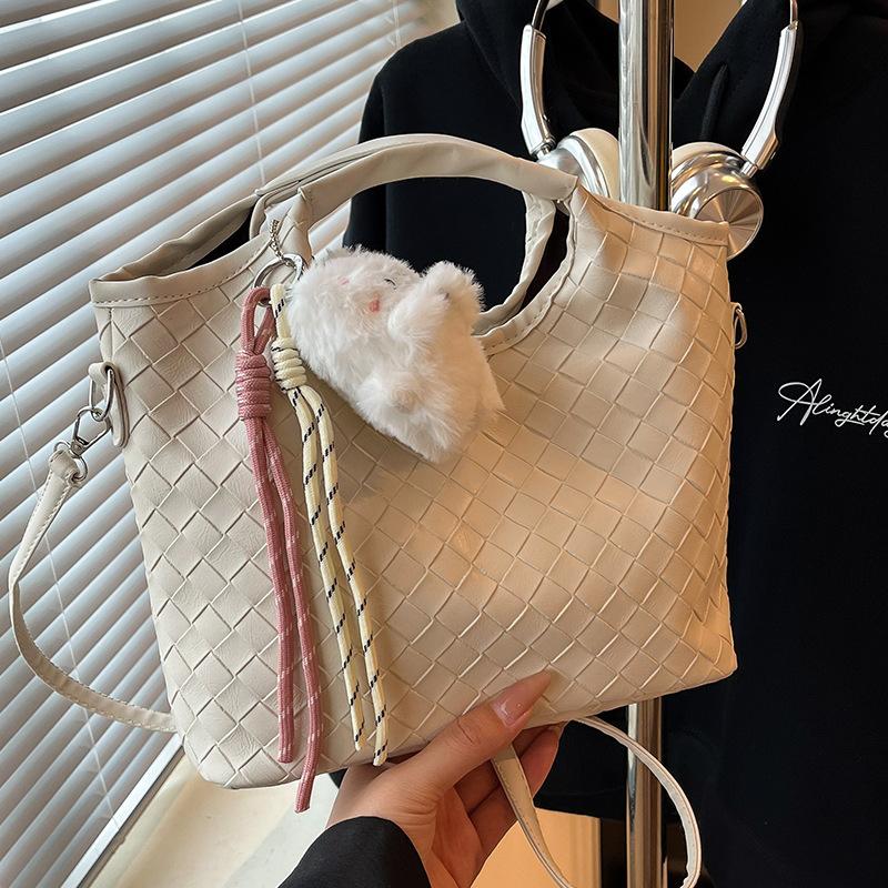 Sense niche woven bag 2026 autumn and winter new fashion messenger bag women's niche shoulder handbag