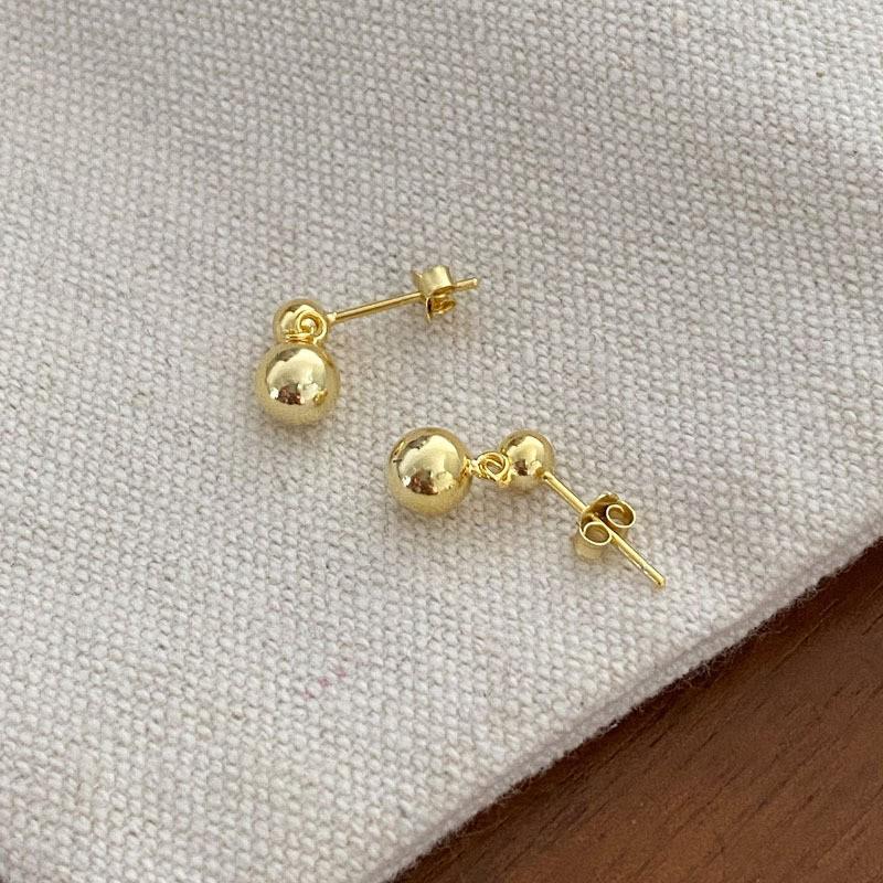Shi Jia Light Milk White Pearl Earrings: S925 Silver Studs for Women - High-End, Versatile, Niche Design