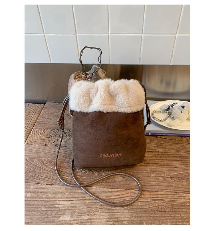 

Lamb wool splicing small bag women s 2025 new trendy foreign style going out mobile phone bag Korean version ins shoulder messenger bag