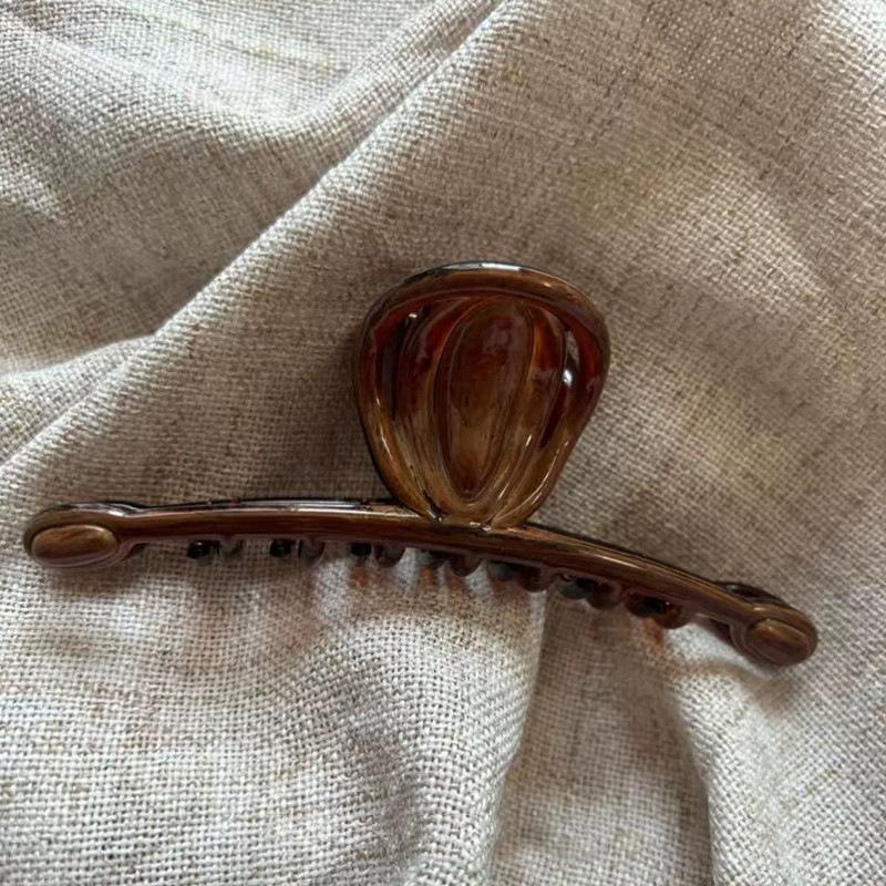 

French caramel color old imitation wood grain large version shark clip retro Maillard simple grab clip headwear feminine temperament