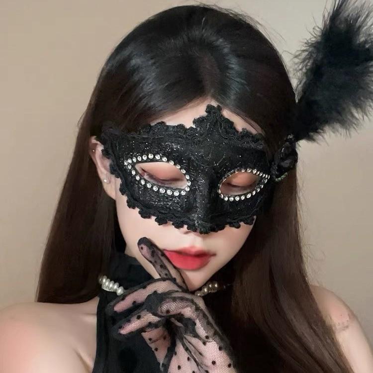 

Кружевная маска-полумаска с перьями для маскарада на Хэллоуин, косплей чёрный