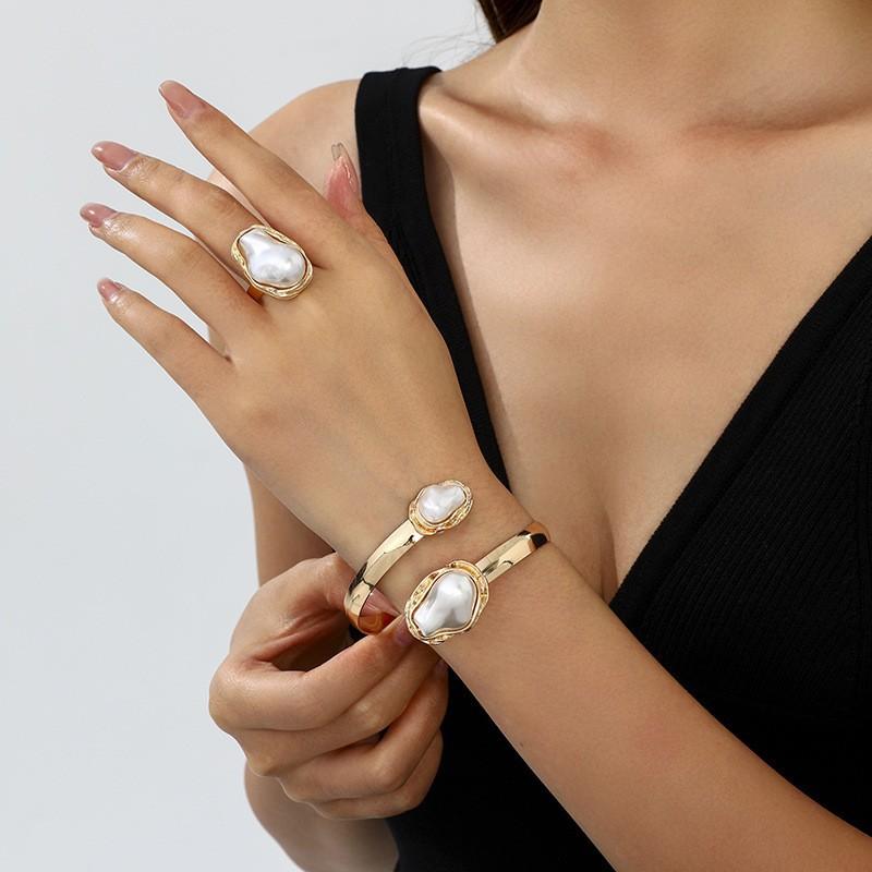 Trendy spesialformet perlesett, retro luksus temperament halskjede, øredobber, ringsett.