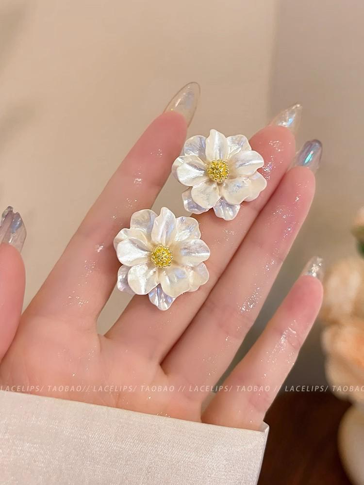 Brincos Elegantes de Borla de Zircônia com Pérolas e Tarraxas Florais - Joias de Orelha Versáteis e Estilosas para Mulheres