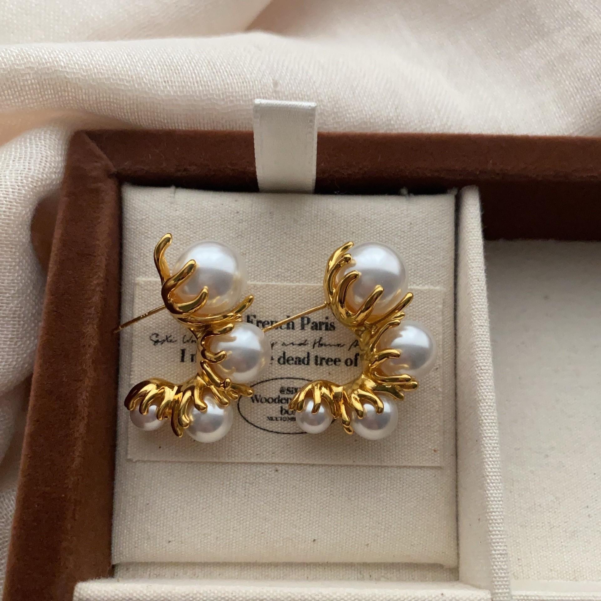

Summer transparent bead size gradual change earrings women European and American light luxury niche retro temperament stud earrings simple earrings