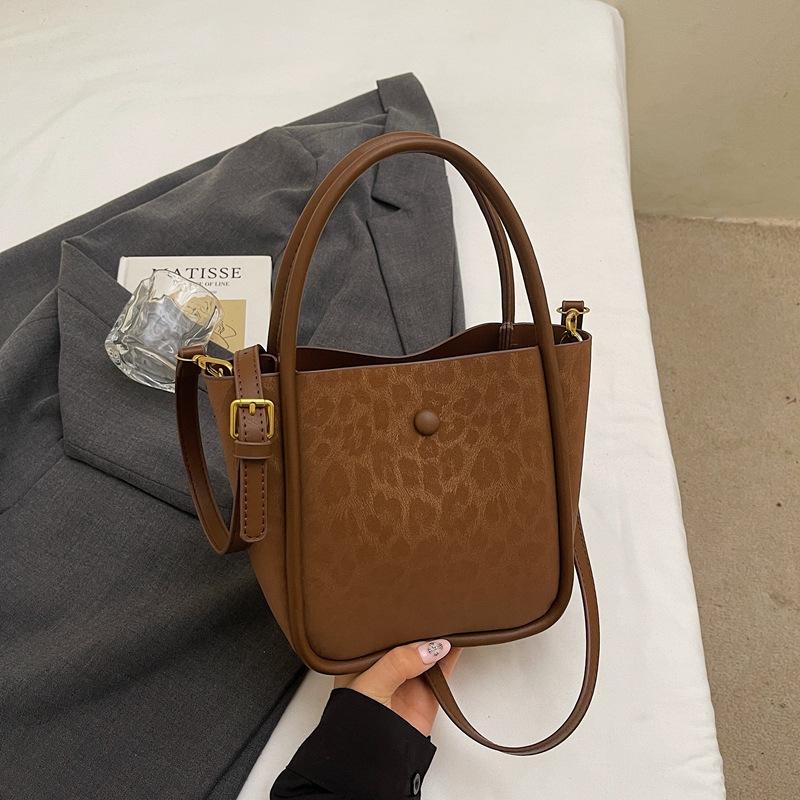 

Large capacity loose deerskin fleece bag women s 2025 new retro commuter bucket bag simple and fashionable shoulder bag