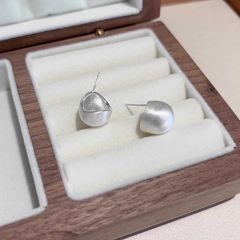 European Retro C-Shaped Brushed Stud Earrings for Women - Vintage, High-End, Versatile Style.