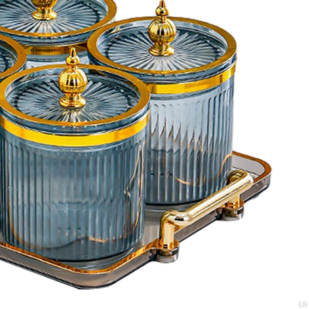 Tellerset mit Trockenfrüchten und Nüssen und abgedeckten Schüsseln