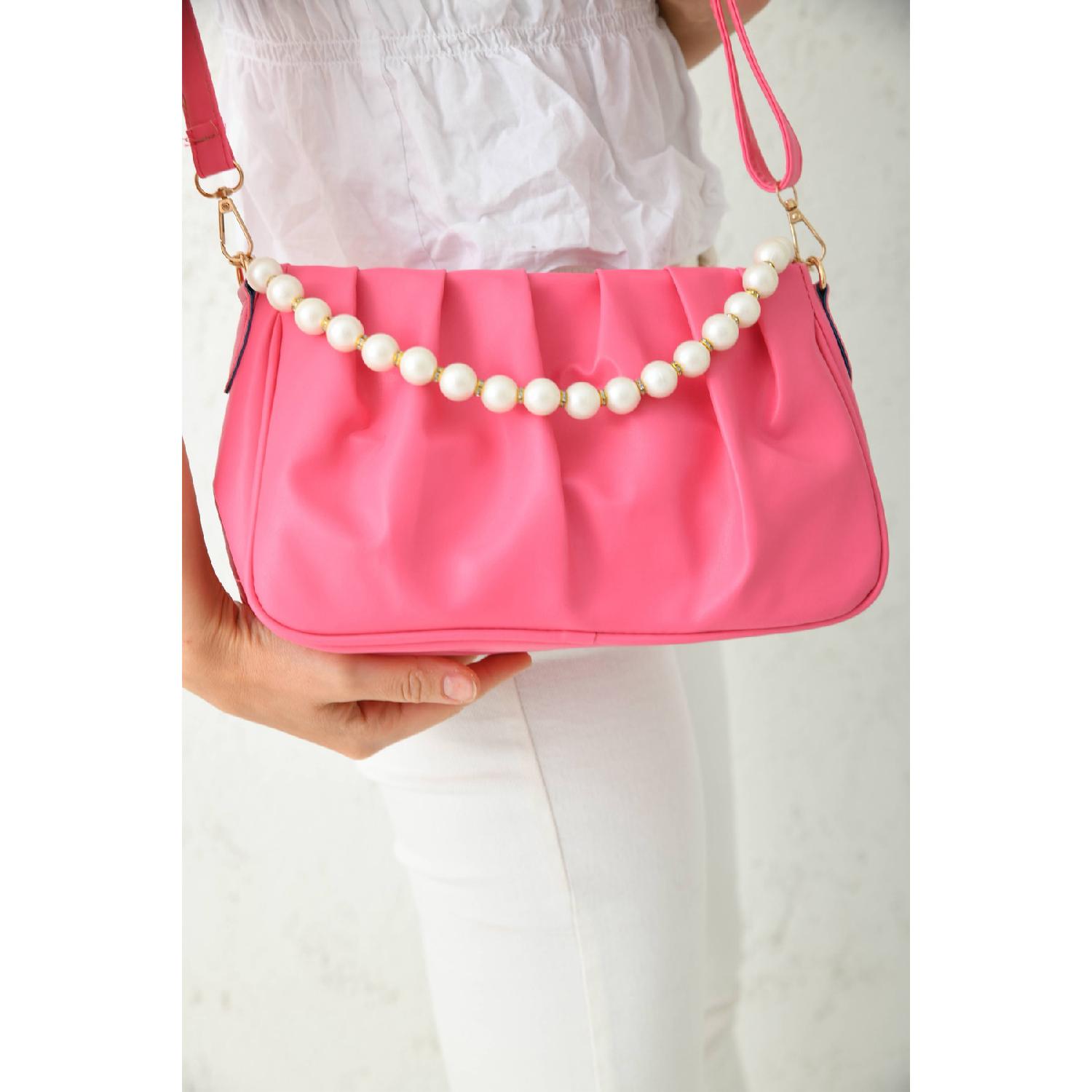

Розовая женская сумка-багет с жемчужной сборкой и плечом