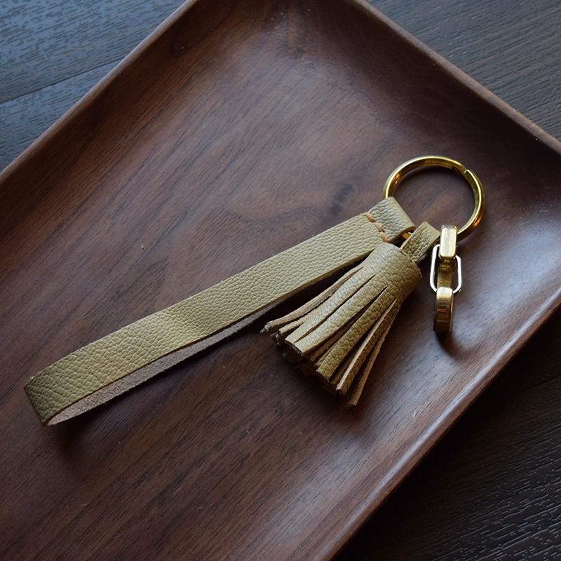 Originální francouzský kozí semišový ručně vyrobený střapec, přívěsek na klíče od auta, ozdoba dámské kabelky, zakázková dárková klíčenka.