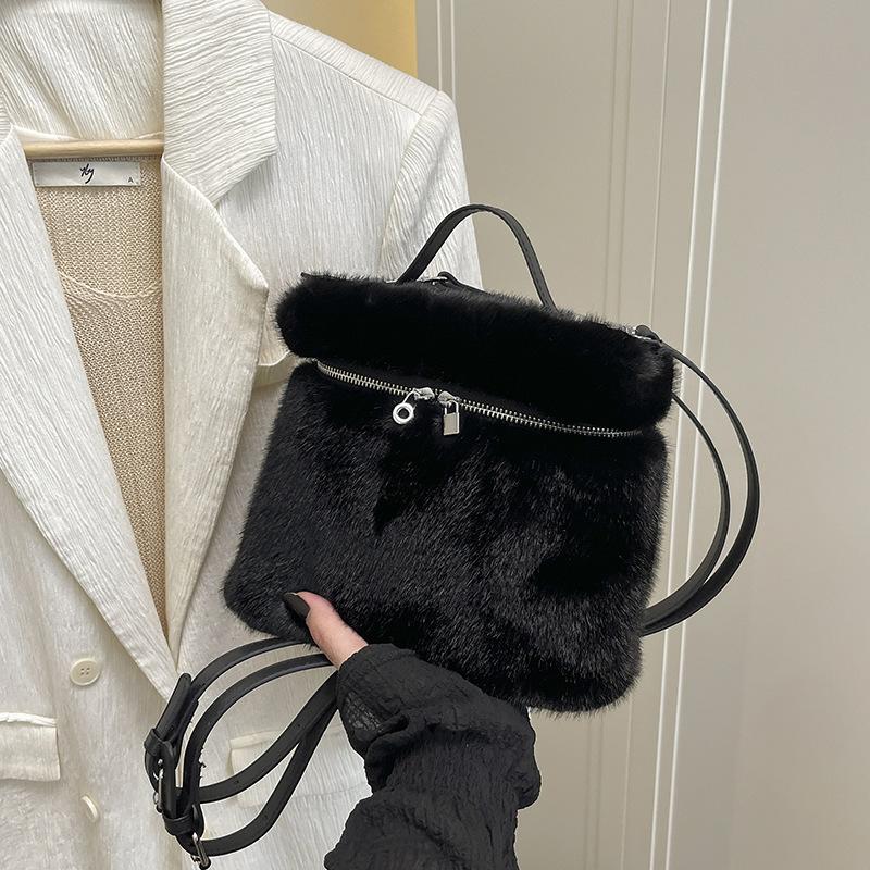 

2025 осень новая сумка для通勤 простая иностранная газ большая вместимость портативная сумка-ведро для волос иностранная газ сумка-мессенджер плюшевая сумка