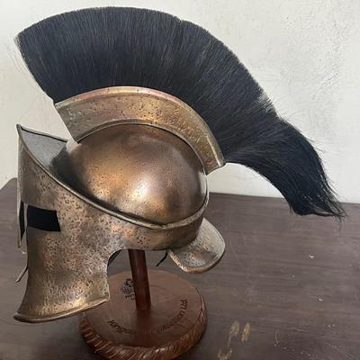 Casco espartano de película 300 para juegos de rol con soporte de madera de exhibición gratuito