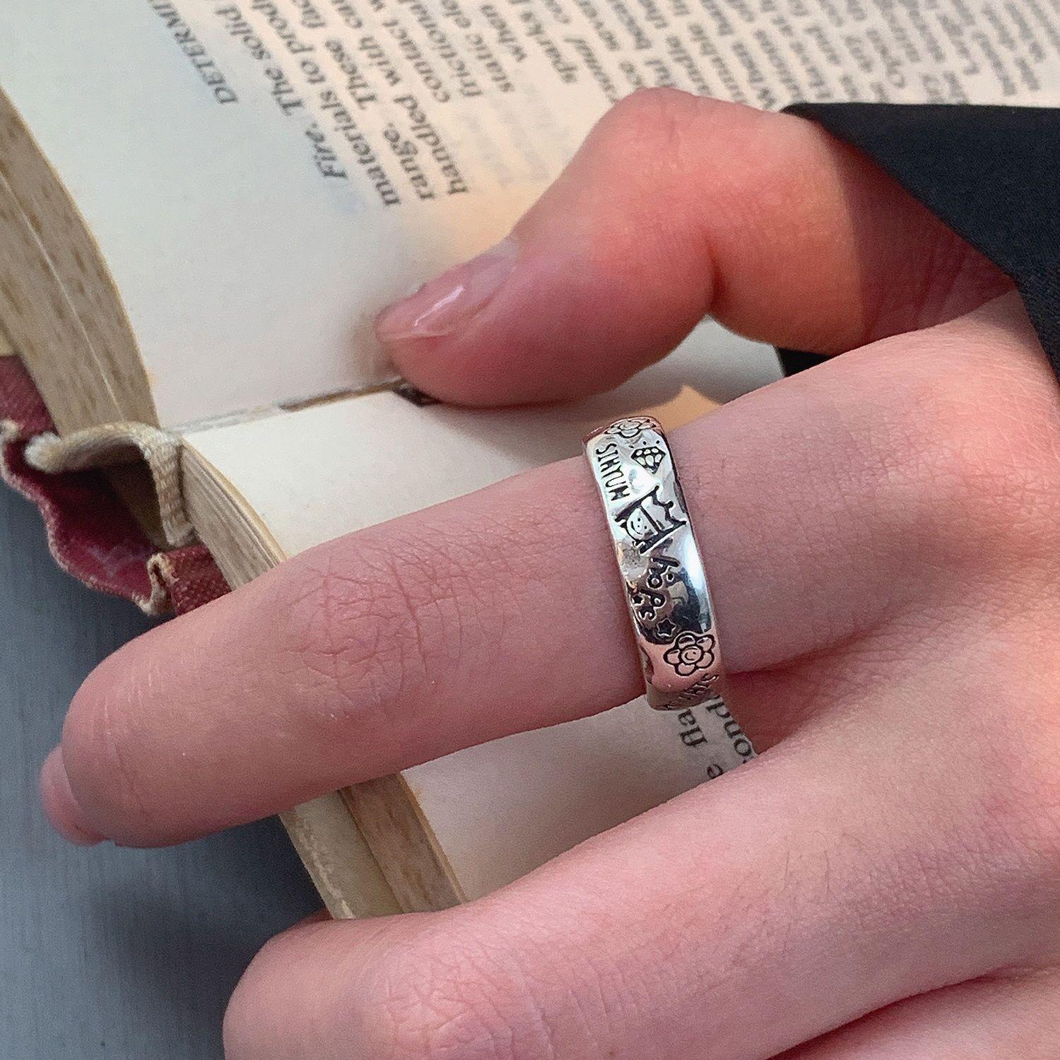 

Открытое кольцо в стиле ретро с мультяшным цветочным граффити - модный унисекс-дизайн.