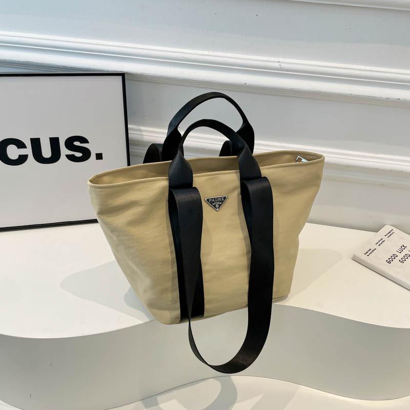 

Autumn new nylon casual niche design commuter tote bag large capacity solid color simple shoulder messenger bag women жовтий