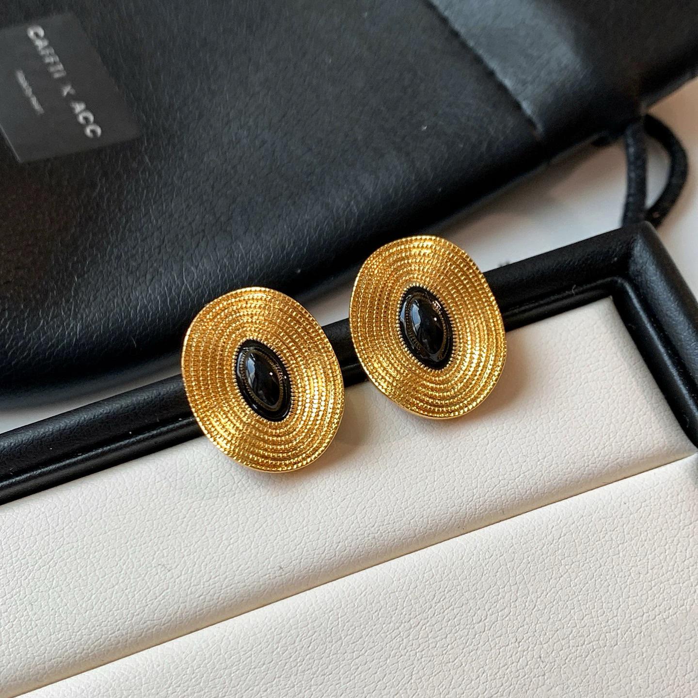 

Vintage Irregular Round Stud Earrings for Women – Elegant and Luxurious Design золотий