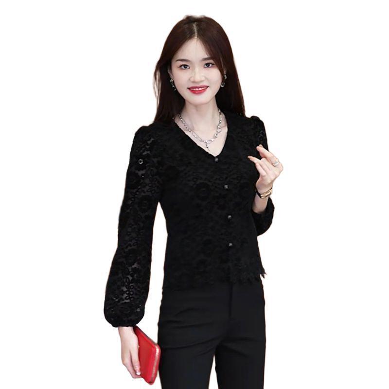 Cette blouse en dentelle à manches longues pour l'automne et l'hiver, avec ajout de polaire et épaississement, est un sous-vêtement amincissant et ajusté pour les femmes petites.