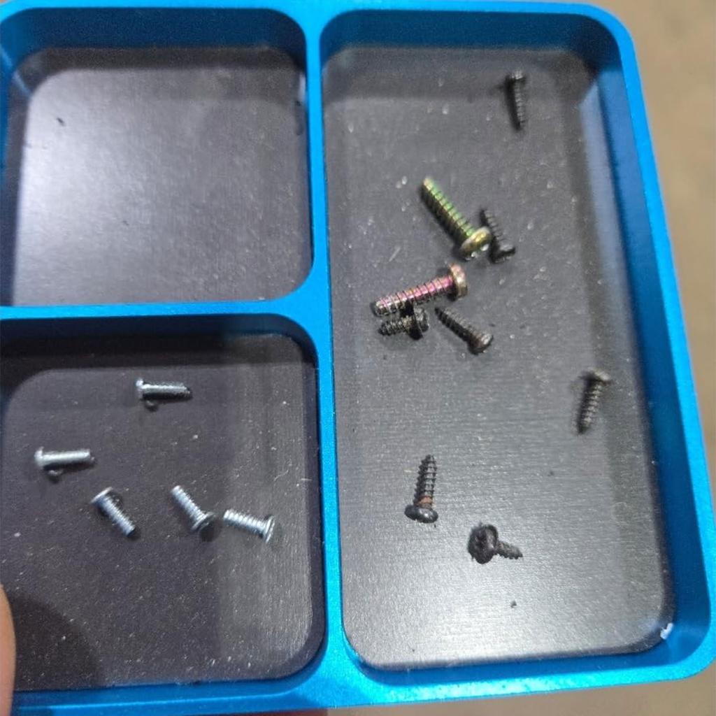 Magnetyczna taca na narzędzia ze stopu aluminium do naprawy części samochodów modelarskich i organizacji drobnych elementów metalowych. Kompaktowa przenośna konstrukcja z bezpiecznym schowkiem.