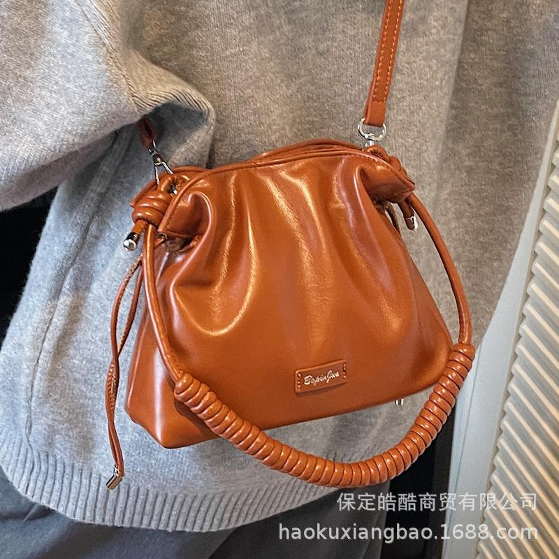 This Year's Popular Small Bag Women's Autumn and Winter Retro 2025 New Niche One-shoulder Messenger Bag Pleated Bucket Bag