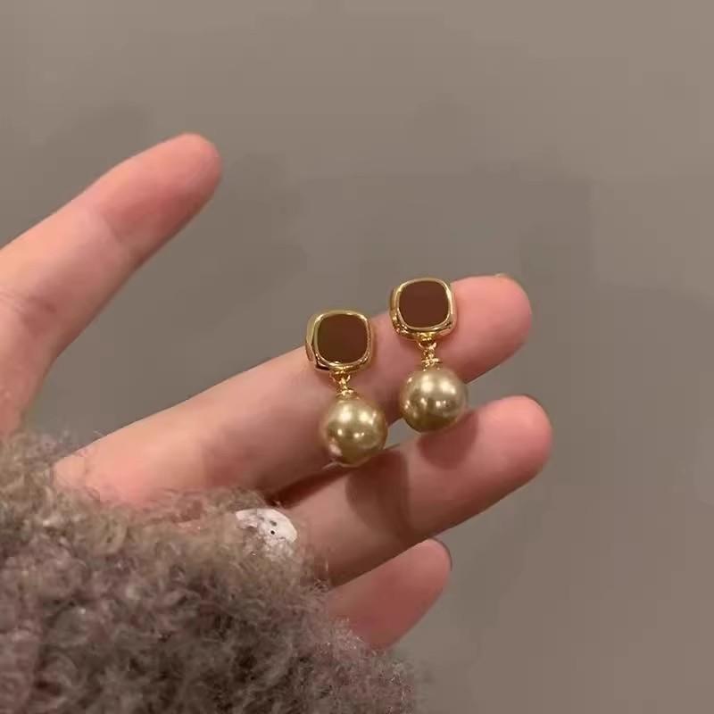 French champagne brown pearl stud earrings femininity versatile high-end small fragrant earrings autumn and winter new ear jewelry