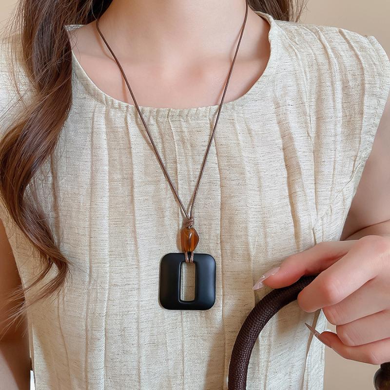 Resin Candy Love Pendant Necklaces For Women Retro Long Sweater Chains Simple Cute Pendant Necklaces Jewelry Accessories Gift