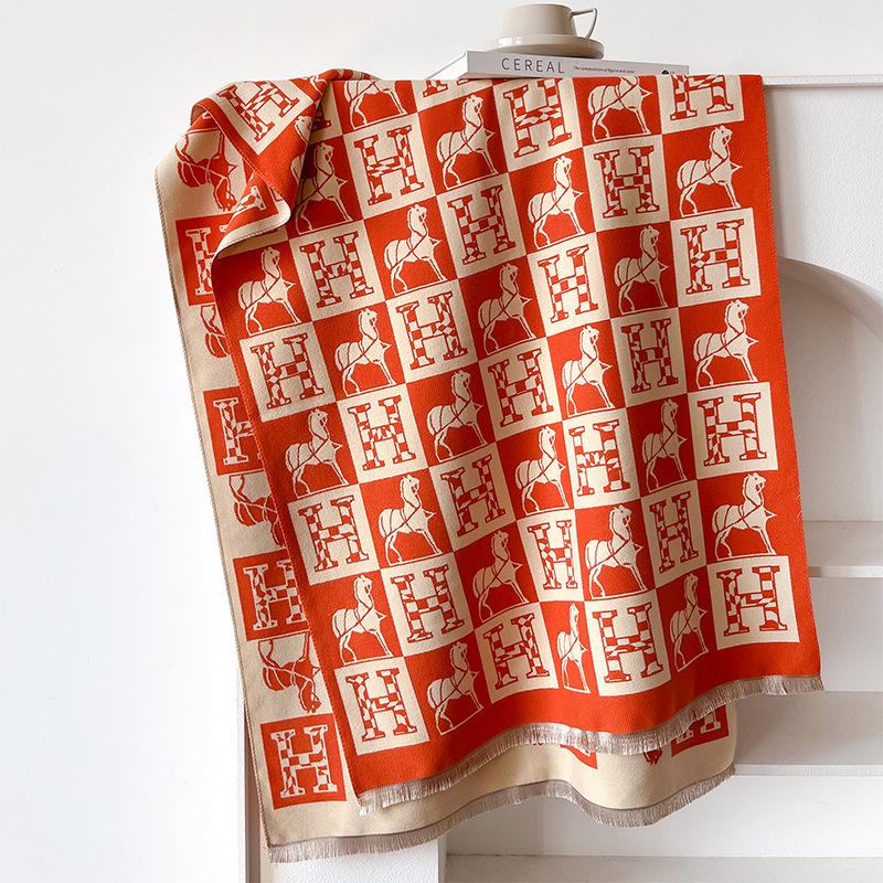 Geometriska bokstäver är kontrasterande färger, dubbelsidig imitationskashmirscarf, vinter exklusiv varm sjal