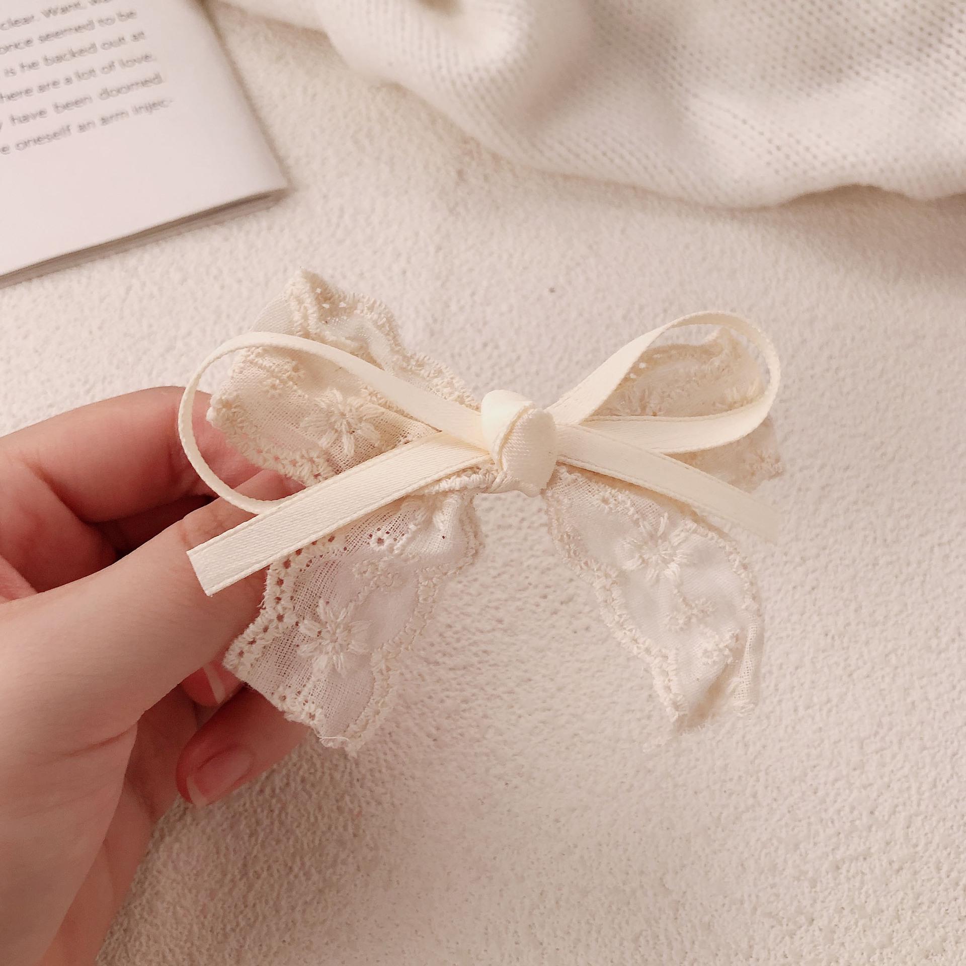 

Богемная бежевая заколка для волос с вышивкой и кружевом