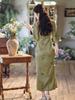 Retro Grünes Qipao mit weiten Ärmeln für junge Frauen - Herbst- & Winterkleidung, Stil der Republik China, Altes Shanghai Kleid