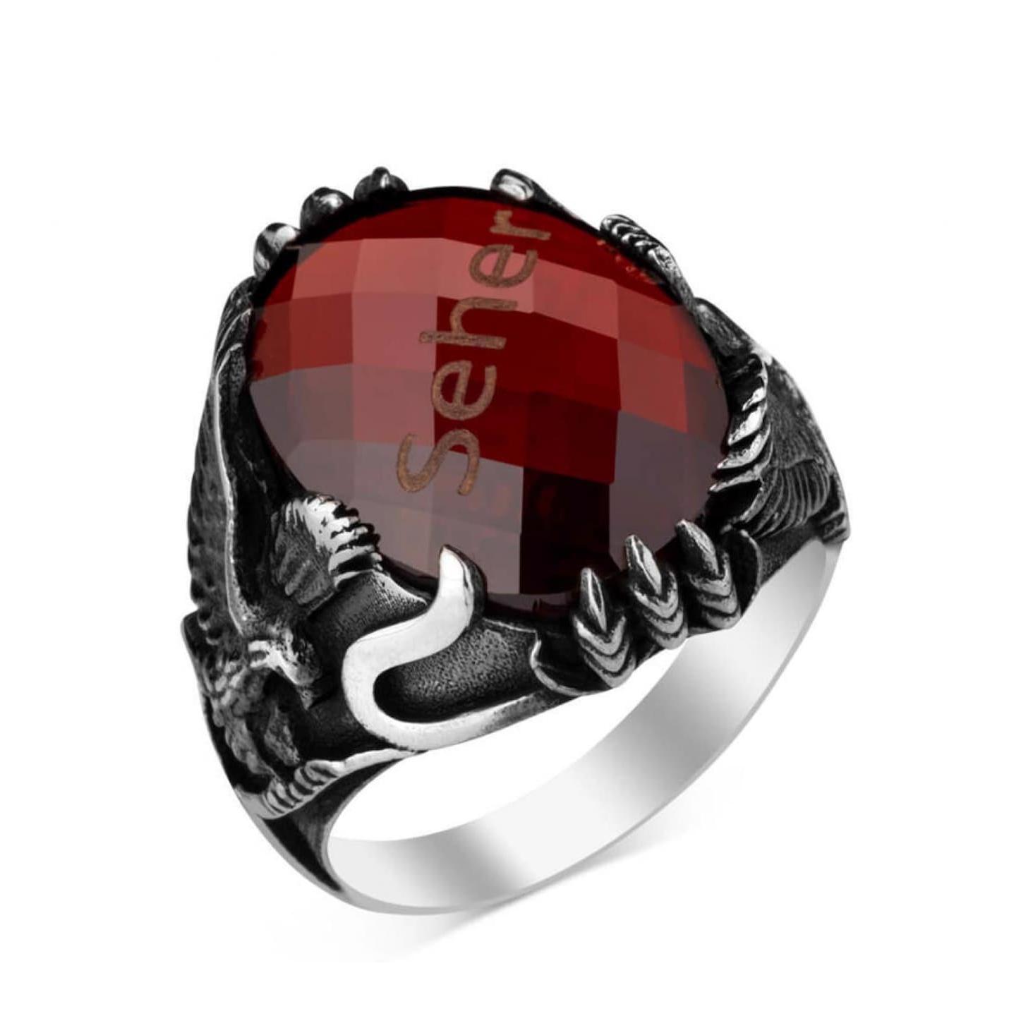 

Мужское кольцо с именем, написанным на камне из красного циркона