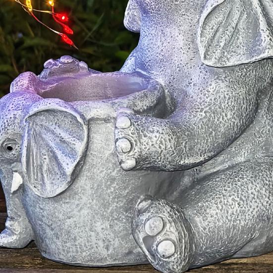 Solare Elefanten-Gartenstatue Niedlicher Harzelefant Bewässerungsleuchte Wasserdichte Outdoor-Lichterkette für Hof Terrasse Rasen Dekoration Geschenk für Elefantenliebhaber
