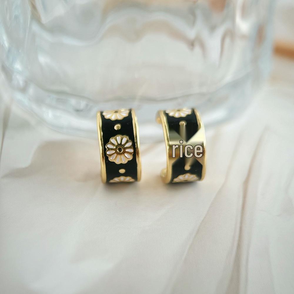 

Daisy Stud Earrings: S925 Sterling Silver, Drip Oil, Retro Design, Luxury Feel